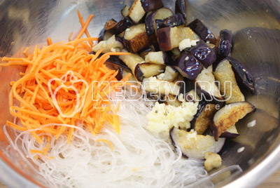 Убрать излишки масла и остудить. В миске смешать готовую фунчозу, обжаренные баклажаны и пряную морковь