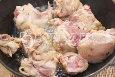 Курицу нарезать порционными кусочками и обжарить на растительном масле
