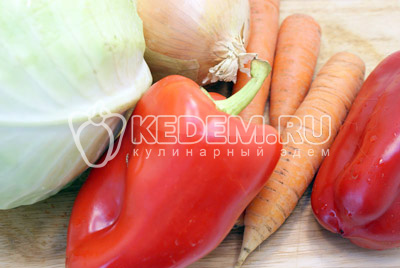 Лук, морковь и перец очистить