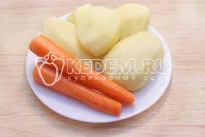 Положить в кастрюлю и залить холодной водой. Варить 1 час на медленном огне. Морковь и картофель очистить. 