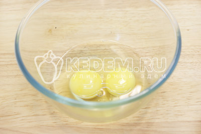 В миске взбить яйца. 