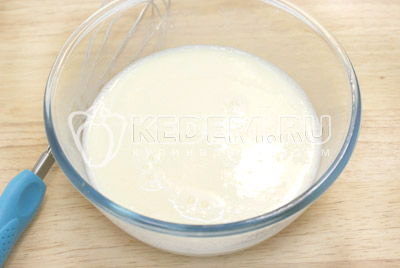 Добавить молоко, 2 ст. ложки растительного масла, соль. Хорошо перемешать. Добавить муку и приготовить блинное тесто. Дать постоять 20 минут