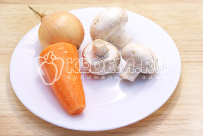 Луковицу, морковь и грибы промыть и очистить