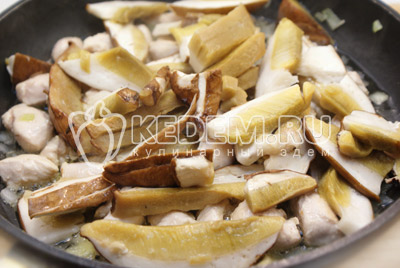 Грибы разморозить и слить воду. Добавить грибы в сковороду и обжаривать 3-5 минут