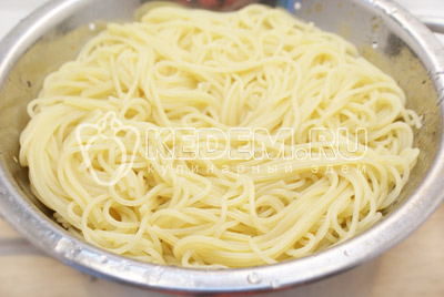 Сварить в кипящей подсоленной воде спагетти, слить отвар