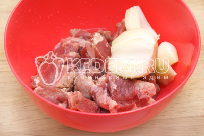 Мясо с луком перекрутить на мясорубке