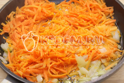 На сковороде с растительным маслом обжарить мелко нашинкованный лук и тертую морковь. Обжаривать 2-3 минуты. 