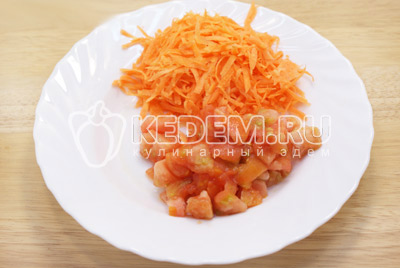 Сложить картофель в кастрюлю к ребрышках и варить 3-5 минут. Морковь очистить и натереть на терке, помидор очистить от кожицы и нарезать кубиками.