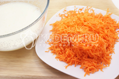 Добавить морковь в ячную смесь и перемешать. Муку просеять в миску, добавить соль, соду, разрыхлитель и ванилин. Добавить мучную смесь в яичную и хорошо вымесить