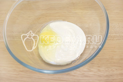 Яйцо смешать со сметной в миске