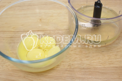 Яйца разделить на желтки и белки. 