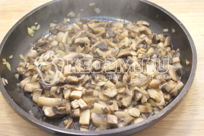 Грибы и лук промыть и очистить. Мелок нарезать грибы и лук. Обжарить на растительном масле 2-3 минуты