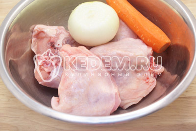 Курицу хорошо промыть, лук и морковь очистить. 
