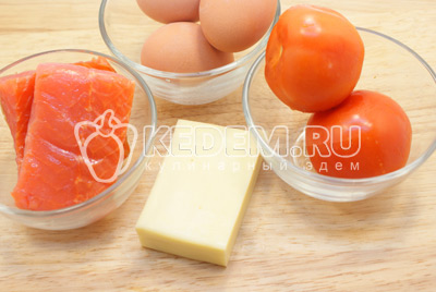 Яйца отварить, остудить и очистить. Натереть на терке сыр и яйца. Помидоры и рыбу нарезать мелкими кубиками