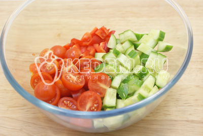 Сложить овощи в миску. 