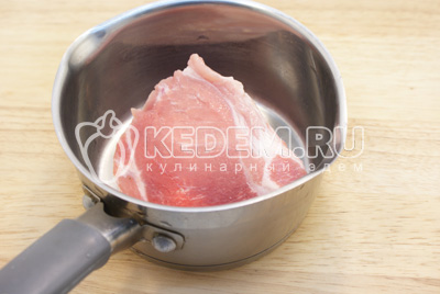Мясо залить холодной водой и варить на медленном огне до готовности