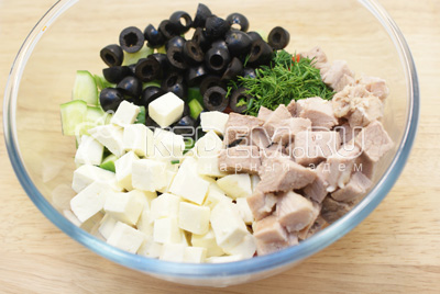 Добавить в миску кубиками нарезанный сыр, половинками нарезанные оливки и мелко нашинкованный укроп. Мясо остудить и нарезать кубиками. Добавить в миску