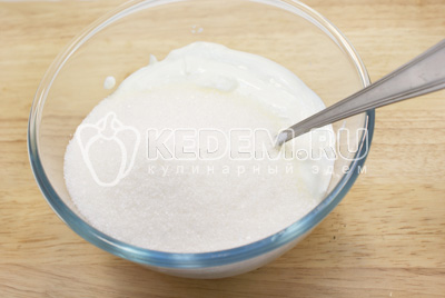 Для крема взбить сметану с сахаром