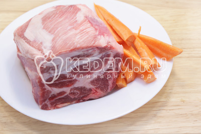 Мясо промыть и хорошо обсушить.. Фото приготовления новогоднего мяса с морковью на новогодний стол
