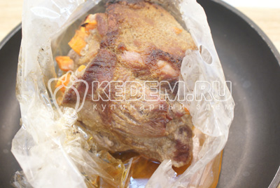Поставить в духовку при 180 градусов С на 1 час. . Фото приготовления новогоднего мяса с морковью на новогодний стол