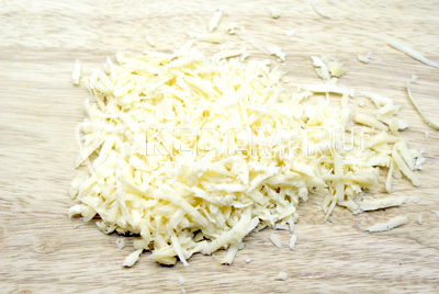 Разложить в жульенницы и посыпать тертым сыром