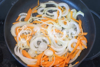 Почистить лук с морковкой, мелко нарезать, пассеровать до золотистого цвета