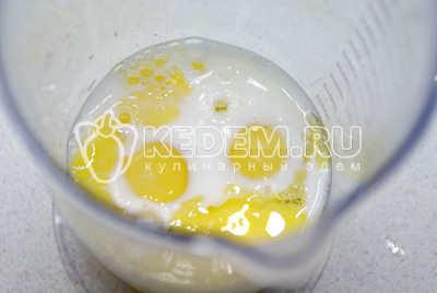 Яйца взбить с молоком с добавлением соли. Добавить 1 столовую ложку растительного масла, перемешать