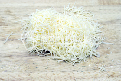 Сыр натереть на мелкой терке. 