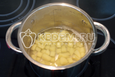 Картофель очистить, порезать на небольшие кусочки и варить в подсоленной воде минут 7 с лавровым листом
