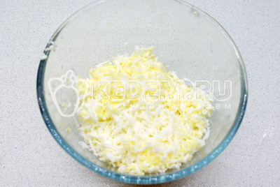 Яйца отварить, остудить и очистить. Натереть на терке сыр и яйца