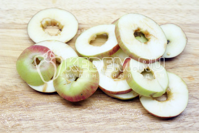 Яблоки нарезать кружочками