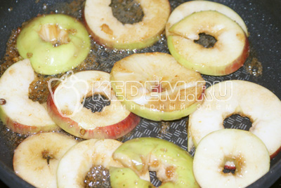 Отдельно слега обжарить яблоки на сливочном масле с добавлением коричневого сахара