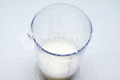 Блендером смешать яйца с молоком с добавлением соли