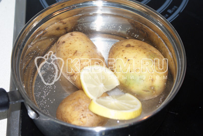Картофель отварить в мундирах с добавление 2-х долек лимона