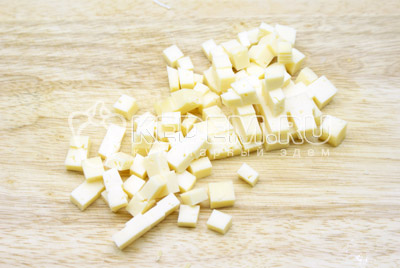 Сыр порезать кубиком
