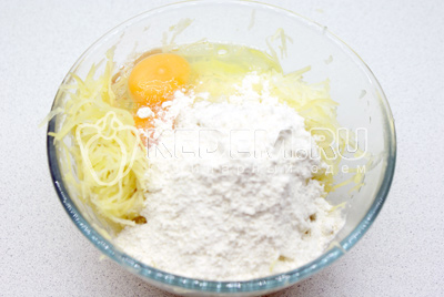 Добавить яйцо, соль и муку