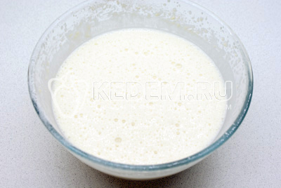 Приготовить тесто для тонких блинчиков. Для этого взбить яйцо с молоком, добавить растительное масло, соль и сахар по вкусу, муку до консистенции жидкой сметаны. Дать тесту отдохнуть 10-15 минут