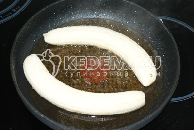 Выложить в сковороду бананы, долить немного воды и тушить до полного выпаривания воды переворачивая бананы