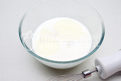 Приготовить тесто на блины. Яйца взбить с молоком, добавить растительное масло, соль и сахар по вкусу, муку до консистенции жидкой сметаны. Дать тесту отдохнуть 10-15 минут