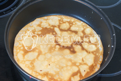 Выпечь тонкие блины на разогретой сковороде с двух сторон, смазывая сковороду растительным маслом. 