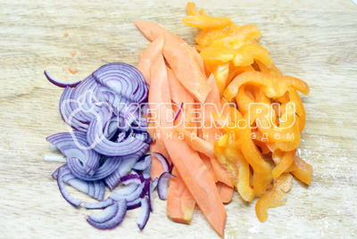 Овощи нарезать (лук кольцом, перец бруском, морковь пластиком)