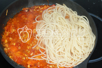 Отдельно отварить спагетти, слить с них воду, оставив пол стакана для овощей. Добавить пол стакана бульона от спагетти в наши овощи и перемешать. Следом добавить спагетти и еще раз хорошо все перемешать