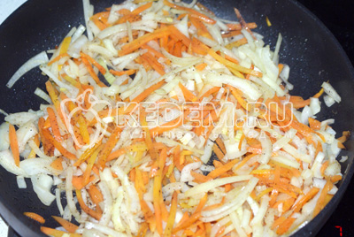 Морковь с луком обжарить на растительном масле