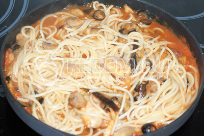 В это время отварить спагетти. В жареные баклажаны с грибами добавить соус и пол стакана бульона от спагетти и когда все закипит, добавить соль и перец по вкусу. Если всего хватает, то добавить отваренные спагетти и хорошо перемешать