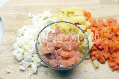 Салат с красной рыбой – праздничный рецепт вкусного слоеного салата со слабосоленой семгой