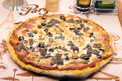 Пицца с колбасой и грибами готова