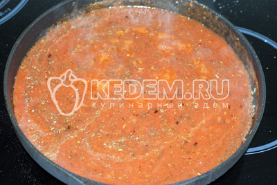 Для соуса томатную пасту смешать с водой, солью, чесноком, перцем и базиликом и довести на сковороде до кипения