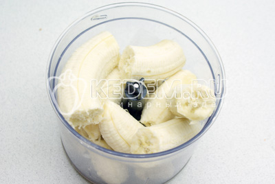 Превратите бананы блендером в пюре и добавьте их в тесто