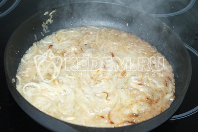 Тушить рис под плотно закрытой крышкой добавляя каждый раз после выпаривания немного кипятка