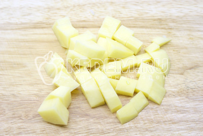 Картофель порезать кубиком и добавить в кастрюлю с фрикадельками